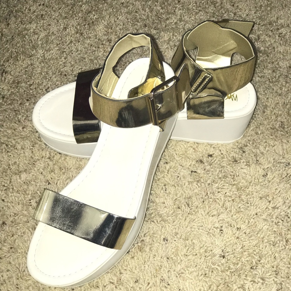 GOLD PLATFORM WEDGE SANDALS
